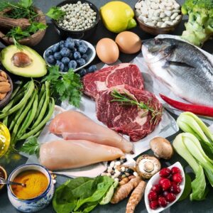 Foto de alimentos de uma alimentação balanceada com frutas, verduras, vegetais, proteínas, peixes, carnes.